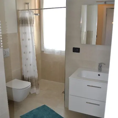 Couette-café Lattes 3*